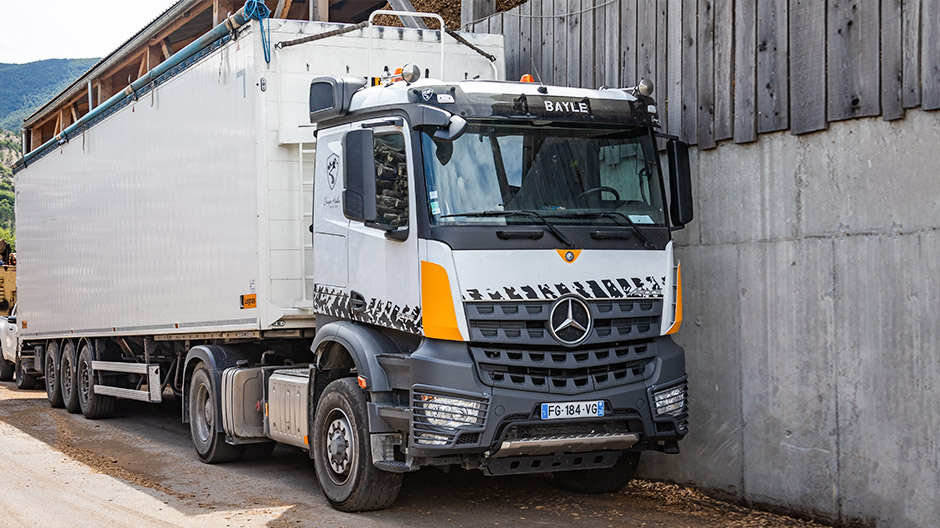 I Sàrl Bayles vognpark kører der endnu flere Mercedes-Benz-lastbiler.