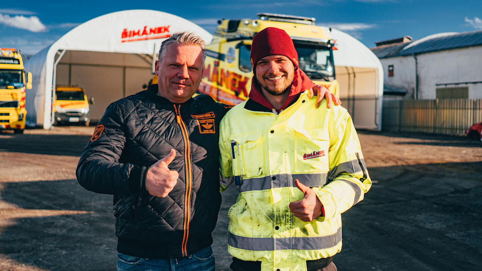 Petr și Ondra Šimánek, tată și fiu, sunt pe bună dreptate mândri de noul lor camion Arocs.