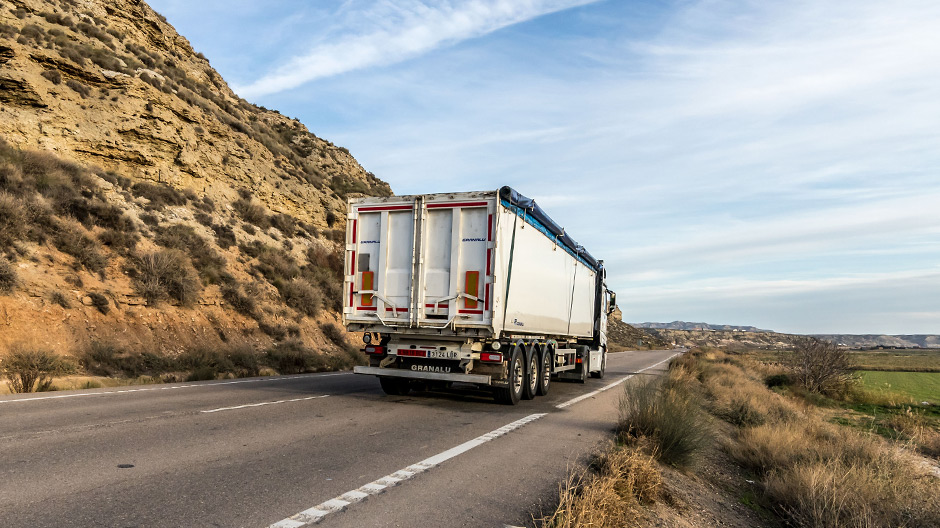 Langeafstandsverkeer: Een van de hoofdroutes van de trucks van Altra Logística is Teruel – Parijs. In één traject legt de Actros 1848 1.300 kilometer af.