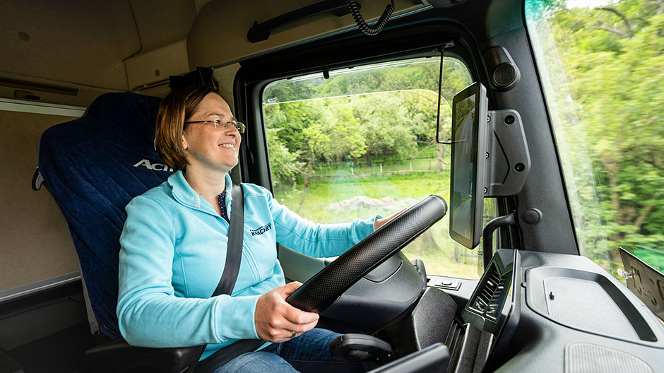 W razie problemów kadrowych Doreen Trabert sama siada za kierownicą ciężarówki.