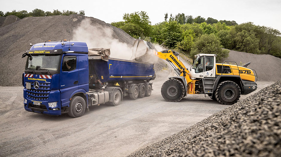 In a basalt quarry, the Arocs loads material for the construction of roads: high-grade gravel chippings, gravel soil and basalt frost protection.