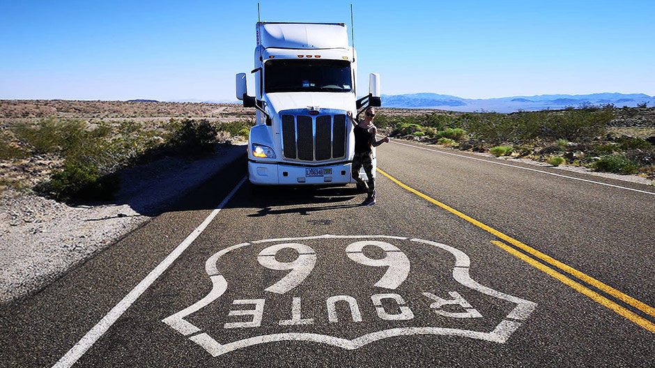 Chrystelle sur la Route 66 en Arizona.