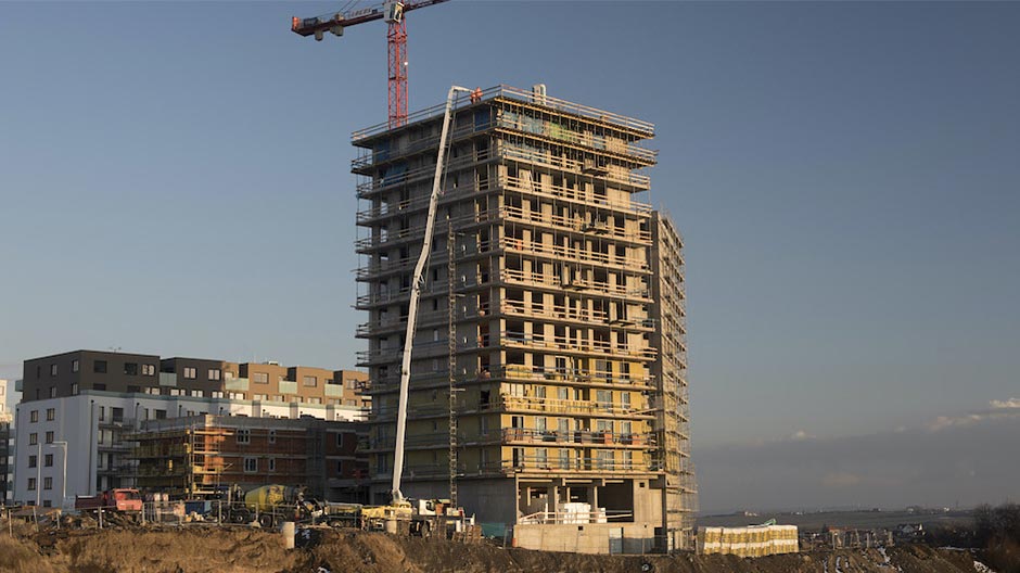Betonpumpens rækkevidde muliggør også anvendelser på høje bygninger.