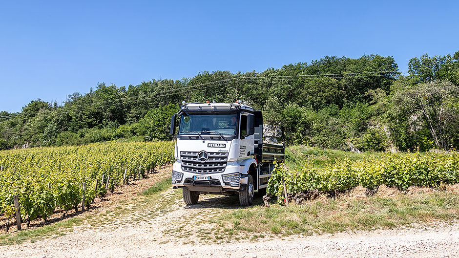 Arocs 4×4: Speziell für das anspruchsvolle Terrain in den Weinbergen ist der Allradler der perfekte Truck.