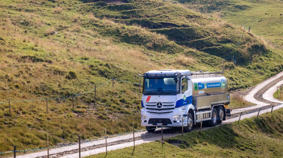 Um verdadeiro desafio: ao transportar leite em Alpe de Siusi, Bernhard Niedermair e os seus colegas têm de provar constantemente a sua capacidade de condução. 