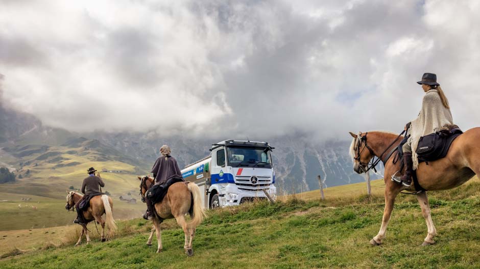 Una vera sfida: durante la raccolta del latte sull'Alpe di Siusi, Bernhard Niedermair e i suoi colleghi devono sempre dar prova delle loro capacità di guida.