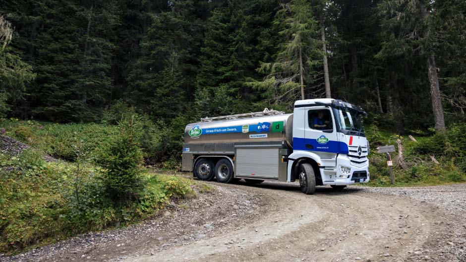 Un verdadero reto: durante la recogida de leche en el Alpe di Siusi, Bernhard Niedermair y sus compañeros tienen que demostrar cada día sus habilidades de conducción.