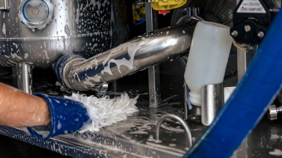 Hygien är A och O. Från leverans, tester och rengöring av lastbilen till produktion av mozzarellan kontrolleras varje steg efter strikta regler.
