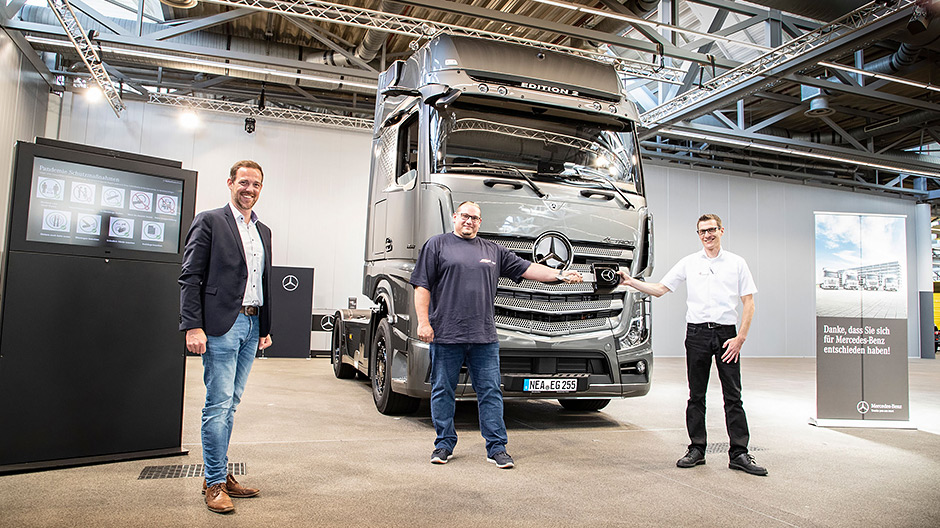 Tobias (orta) ile birlikte Mercedes‑Benz Nürnberg şubesinden Pascal Ertel (sol) ve müşteri danışmanı Dominik Rupprecht.