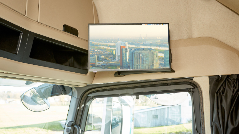 I førerhuset kunne der indbygges et 22-tommers fjernsyn i Full-HD.
