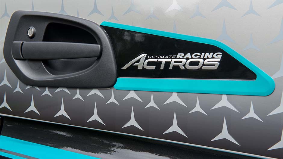 Umieszczona bezpośrednio przed klamką drzwi plakietka „Actros Ultimate Racing” ma aerodynamiczny kształt, który poprawia przepływ powietrza wzdłuż kabiny.