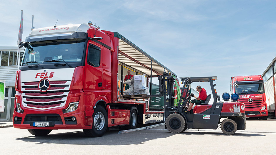 Extensive preparation, intelligent equipment: Holger painstakingly secures his freight. It is transported on a trailer with a heating system and hydraulic ramp for carrying a forklift – both features were developed in-house by Fritz Fels freight forwarders.