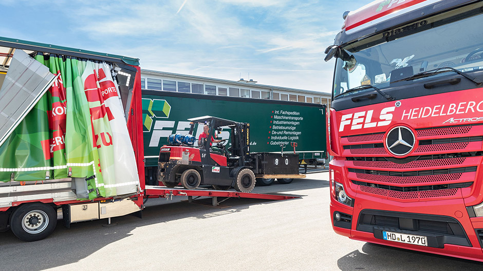 Extensive preparation, intelligent equipment: Holger painstakingly secures his freight. It is transported on a trailer with a heating system and hydraulic ramp for carrying a forklift – both features were developed in-house by Fritz Fels freight forwarders.