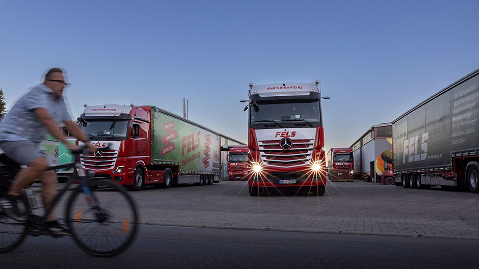 A convoy of two travelling from Heidelberg to the Odenwald: Holger is proud of his new Actros. Features such as the MirrorCam make his work easier and it also has plenty of comfort to offer in the cab.