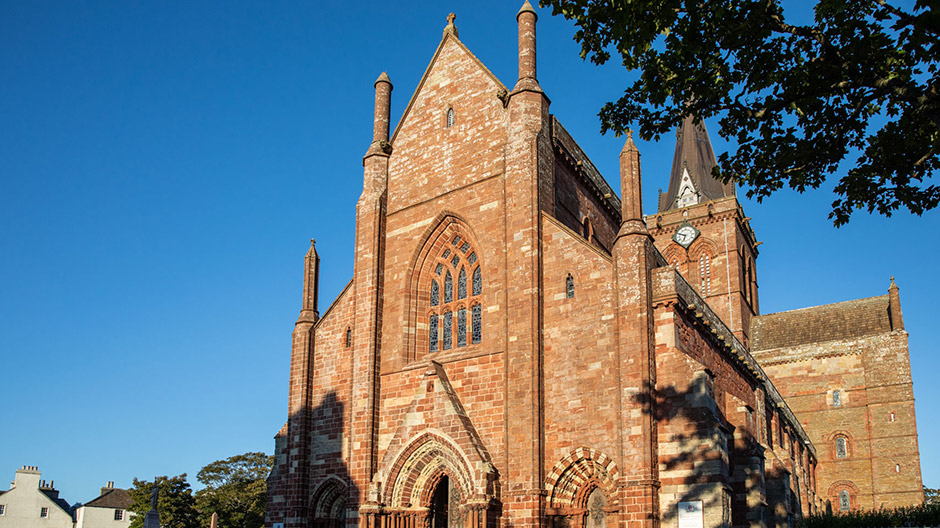 Sightseeing in the island capital – Kirkwall’s residents are particularly proud of the many centuries-old St. Magnus Cathedral, which fascinates with its well-kept spookiness.