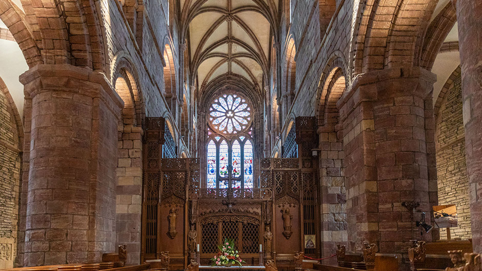 Sightseeing nella capitale dell'isola: i cittadini di Kirkwall vanno particolarmente fieri della cattedrale di St. Magnus, risalente a secoli fa, che affascina con reperti da brividi.