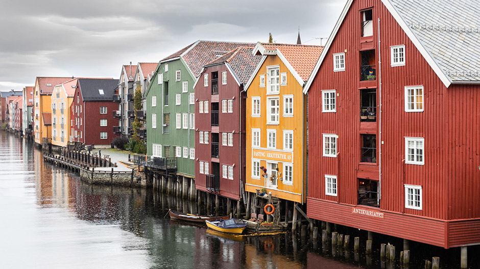 Fascinating contrasts: brightly coloured houses in Trondheim, ruined houses in the ghost town of Långvinds bruk.