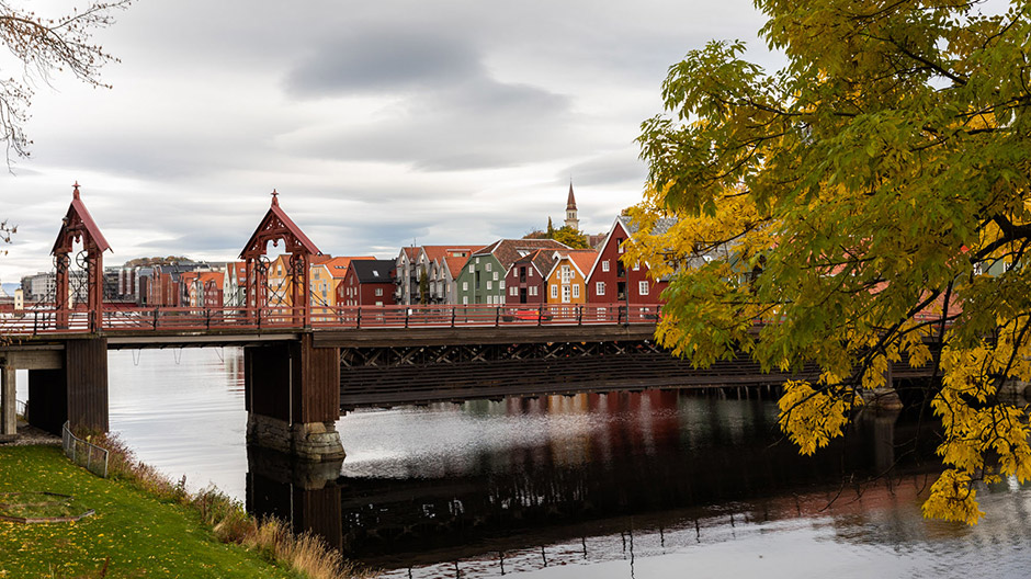 Fascinující protiklad: pestré domy v Trondheimu, rozpadlé domy ve „vesnici duchů“ Långvinds bruk.