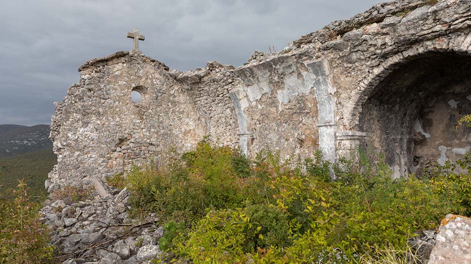 Waterfalls and castle ruins, an abandoned landscape and the Adriatic – impressions from Croatia.