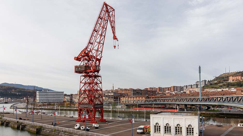 Futuristinen Guggenheim-museo, kapeat kujat, perinteikäs satamatunnelma: Bilbao tekee vaikutuksen lumoavalla rakennustyylien sekoituksellaan.