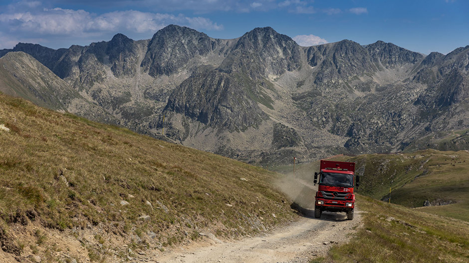With four bar of air pressure in the tyres, the Axor winds its way towards the pass. 