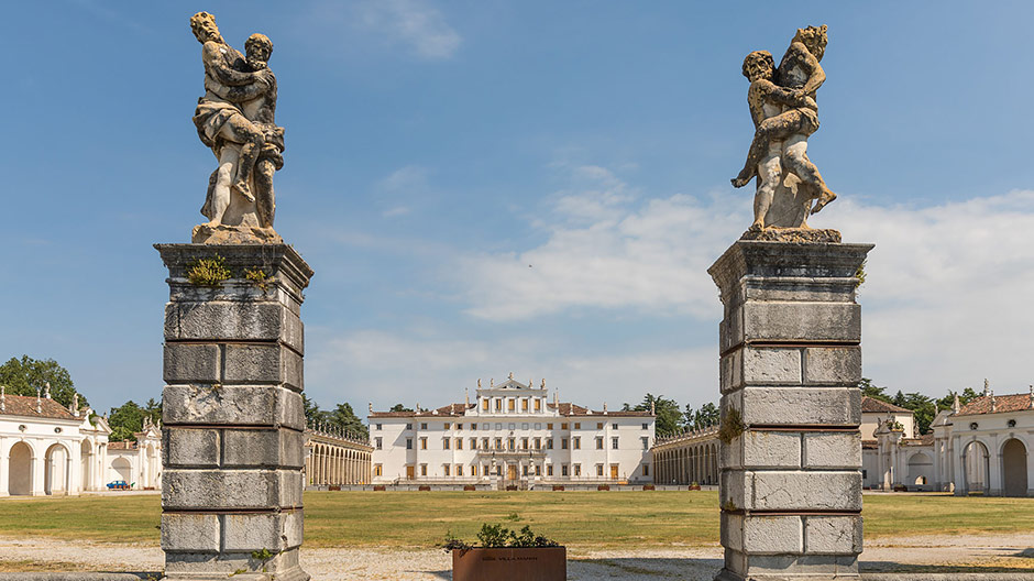 At Villa Manin, history was written at the end of the 18th century. Today the splendid rooms still bear witness to that important time. Under the huge trees in the park the Kammermanns can take a break from the heat.