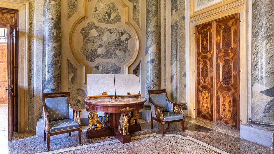 At Villa Manin, history was written at the end of the 18th century. Today the splendid rooms still bear witness to that important time. Under the huge trees in the park the Kammermanns can take a break from the heat.