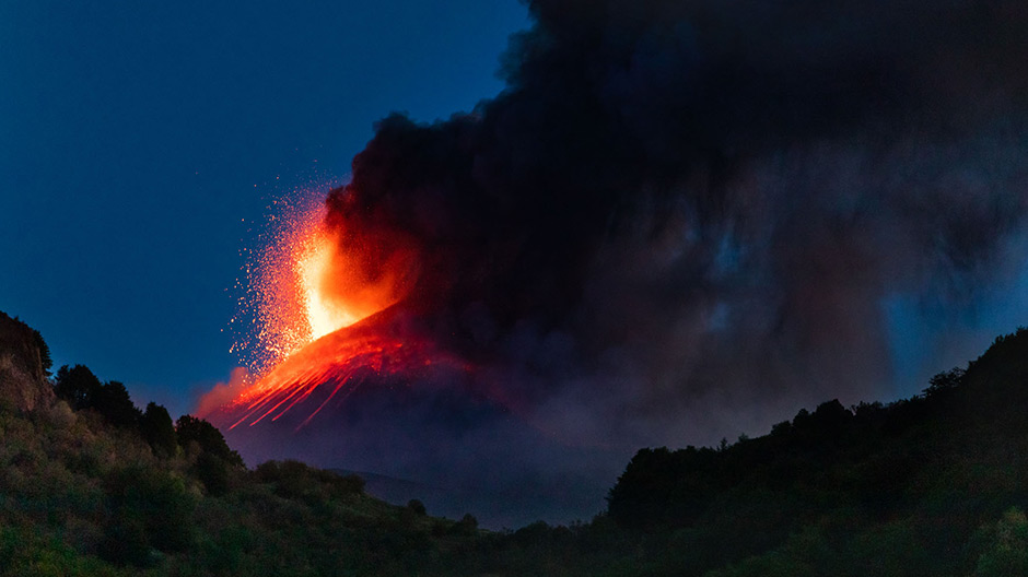 … precies op tijd om een uitbarsting van de Etna mee te maken.