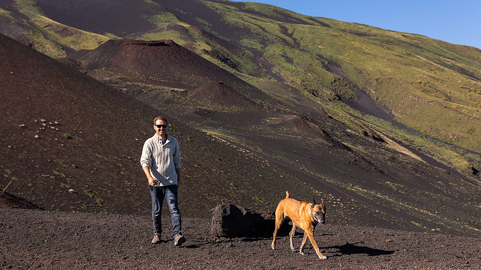 Two steps forwards, one step back – and Aimée needs “shoes”: a tour of discovery on the slopes of Mount Etna.