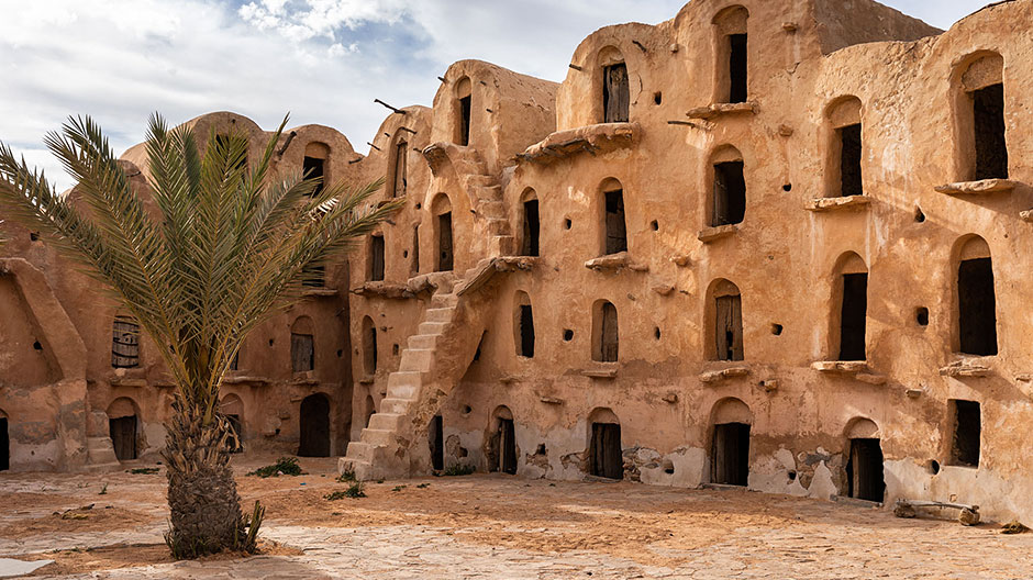 Not only for “Star Wars” fans: the settlement of Mos Espa and its “aerial” were constructed as scenery. On the other hand Ksar Ouled Soltane, that Hollywood “moved” to another planet, is a historic site. 