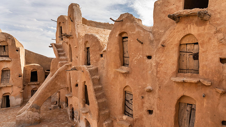 Not only for “Star Wars” fans: the settlement of Mos Espa and its “aerial” were constructed as scenery. On the other hand Ksar Ouled Soltane, that Hollywood “moved” to another planet, is a historic site. 