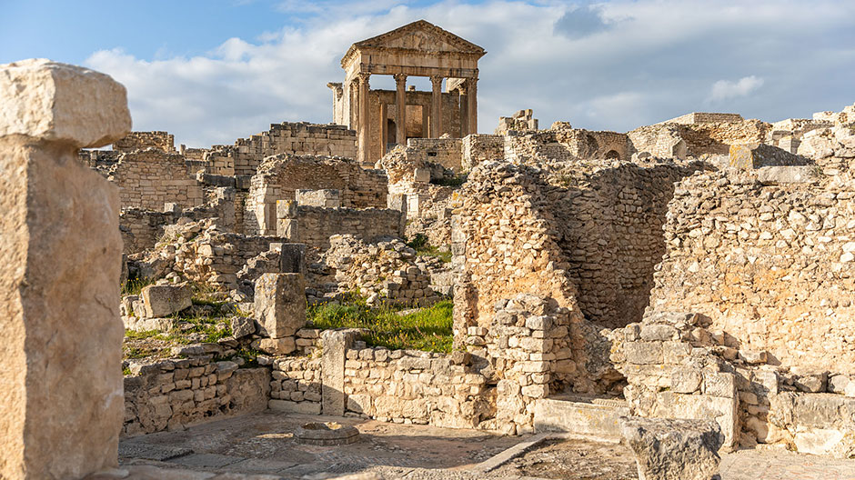 Historické místo před překvapivě zeleným pozadím: Thugga jsou ruiny římského města z třetího století.