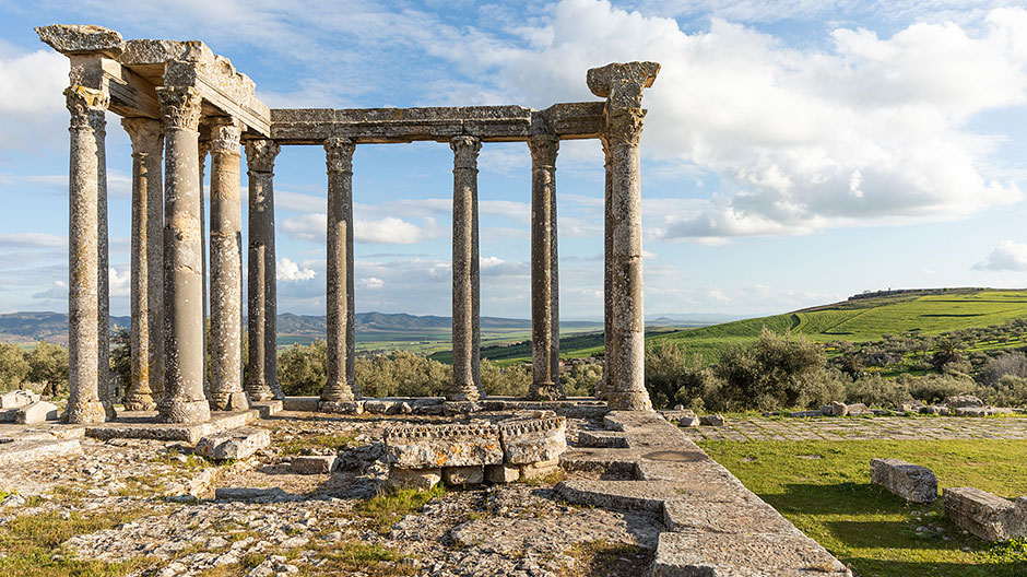 Historické místo před překvapivě zeleným pozadím: Thugga jsou ruiny římského města z třetího století.