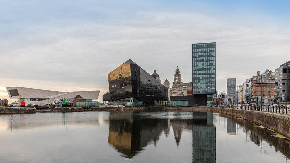 La tradizione britannica incontra la modernità assoluta sul Queens Dock di Liverpool.