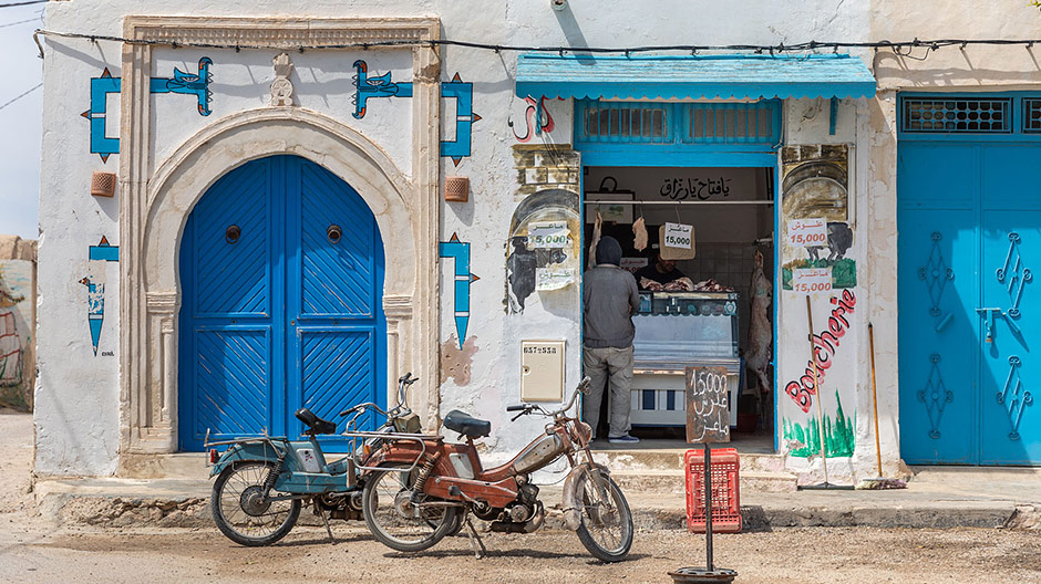Synagogue, street art, street life: if you look carefully there is a lot to discover on Djerba.