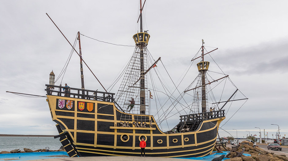 Smaller than expected, higher than usual: the faithful replica of a boat from the Magellan fleet – and the swell off Argentina’s Atlantic coast.