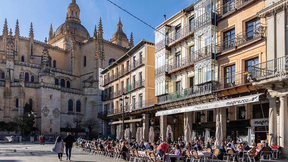 Contrasts at the heart of Spain: hustle and bustle in Segovia, quietness and calm by the reservoir.