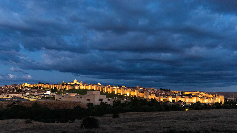 ... or at night: Ávilas' over 500 year-old city walls are a fascinating construction.