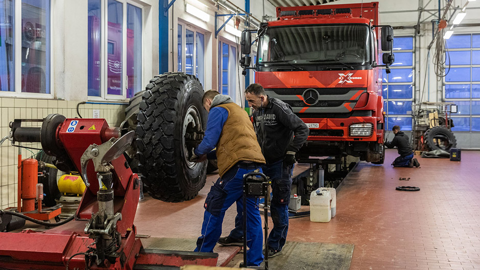 A visit to the new Daimler Truck Campus followed by new tyres for the Axor.