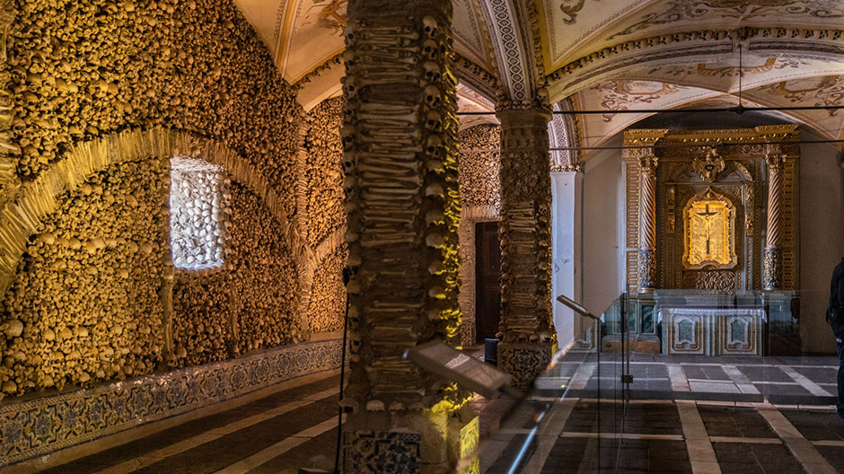 … on the way to Évora in the Alentejo with its eerily fascinating bone chapel.