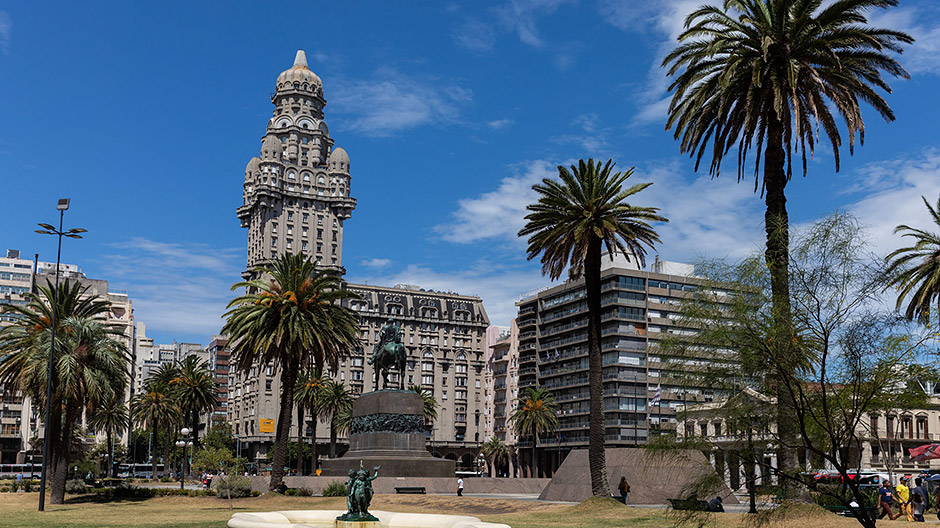 Impresii din Montevideo: având în vedere cât Axorul lor nu a ajuns încă în Uruguay, Andrea și Mike nu au altceva de făcut decât să descopere capitala Montevideo.