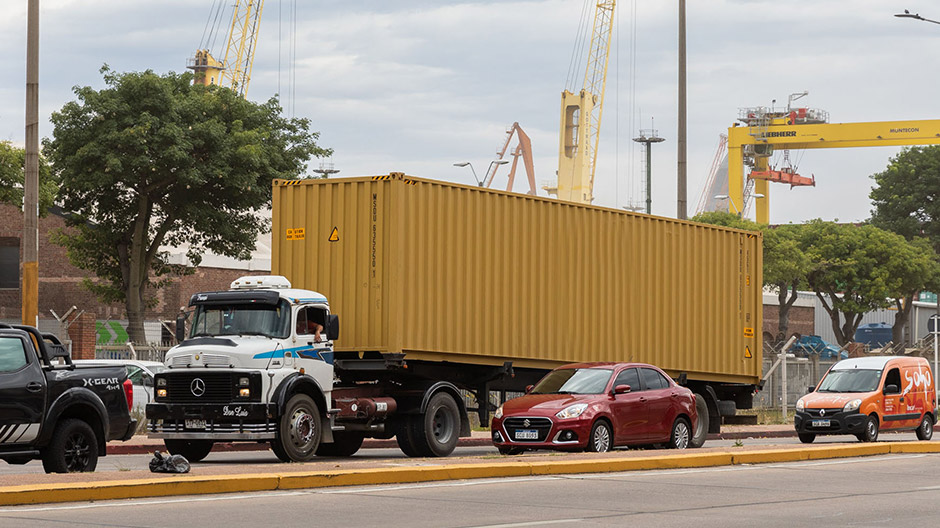 Cu camioanele prin America de Sud: camioanele Mercedes cu stea fac parte și din peisajul șoselelor din Uruguay. 