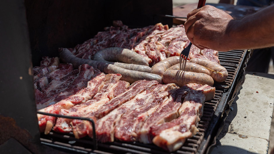 Visiting old friends – on the Atlantic coast, Andrea and Mike experience an authentic Argentinian asado - a barbecue that definitely deserves to be called as such!