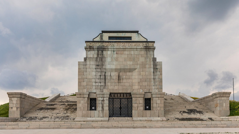 Památník byl postaven ve 30. letech z pověření fašistické vlády: V kostnici jsou uloženy ostatky téměř 23 000 vojáků padlých v první světové válce.