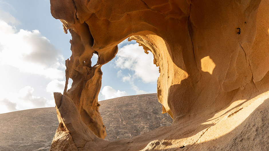 Korkeat aallot, paljaat kivet ja talot muistuttavat Tunisiaa: Vaikutelmia Fuerteventurasta.