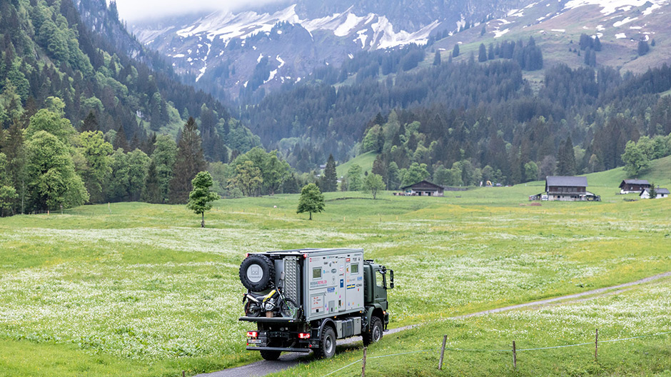 Preparations in the Swiss mountains. The Kammermanns have been living in their expedition truck since April. The images were made during a meeting with the pair at the Klöntalersee lake in the Swiss canton Glarus.