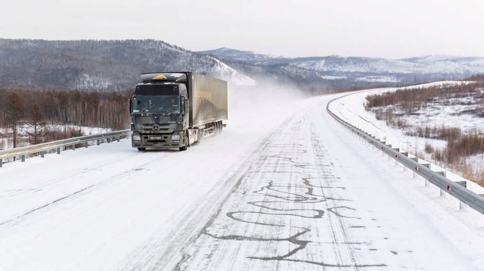 A lucky break and good roads: Swiss-born Lukas who lives in Siberia knows his way around Mercedes trucks. After a bit of maintenance work, the two adventurers were making good progress again.