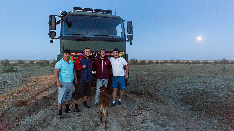 The first snowfall and a lot of mud: Kazakhstan, which the Kammermanns crossed from west to east over 4500 kilometres, showed itself to be a destination full of adventure.