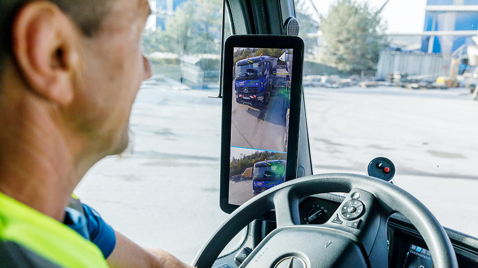 MirrorCam ja Display auttavat myös huomattavasti ajoneuvoa liikuteltaessa ja kuormaa purettaessa.