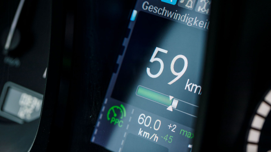 Het groene symbool op het display licht op – Predictive Powertrain Control is actief.